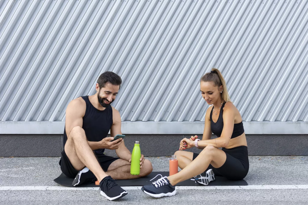 biegacze pijący wodę po treningu