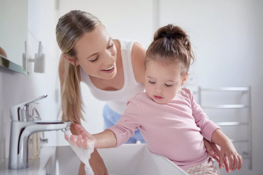 mama uczy córkę zasad higieny mycia rak