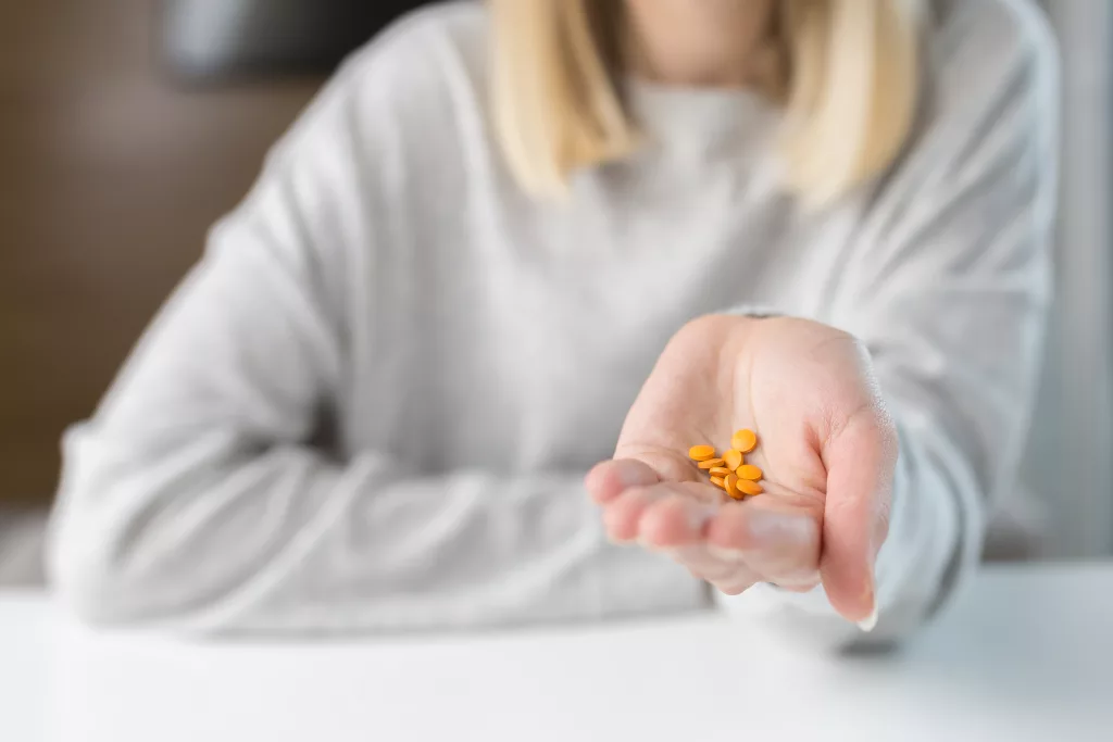 kobieta trzymają tabletki w ręku